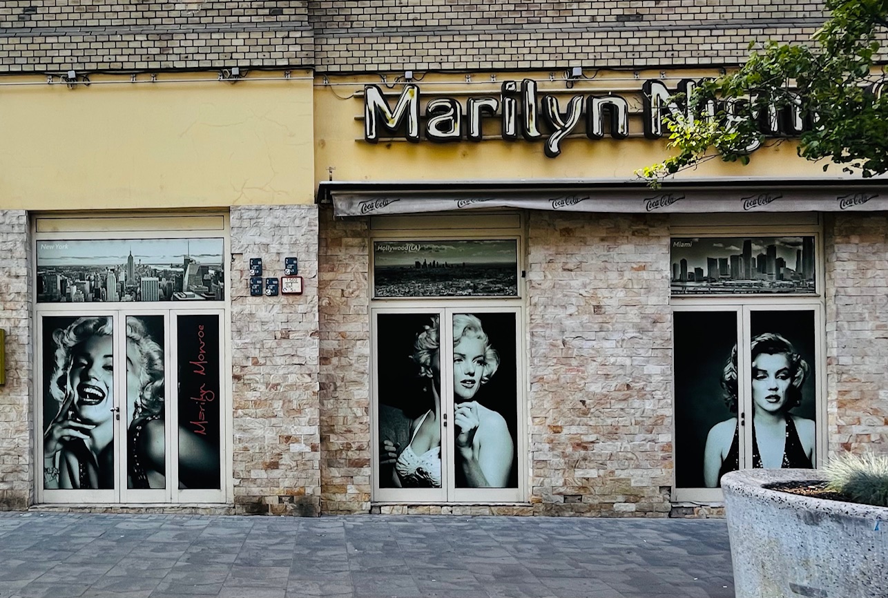 A Marilyn Night Club mai homlokzata Marilyn Monroe portrékkal