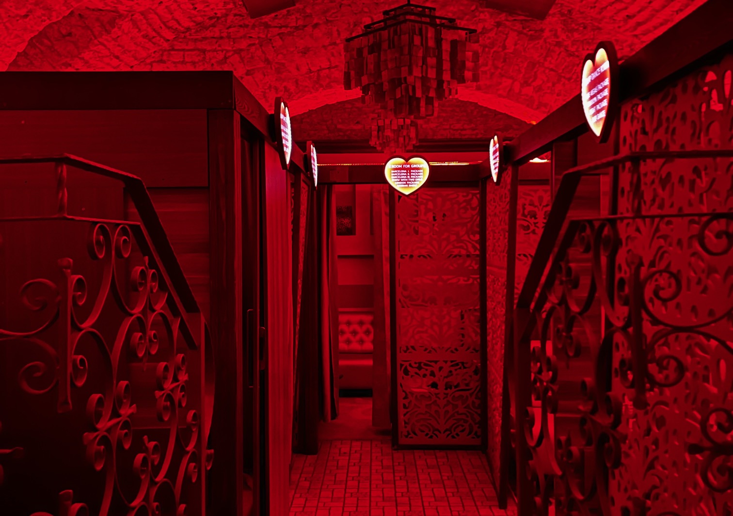 A Marilyn Night Club bordó budoár stílusú privát folyosója vörös fényekkel, kovácsoltvas díszekkel és szív alakú feliratokkal